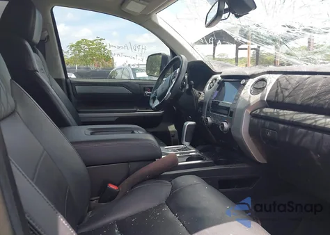 2021 Toyota Tundra Platinum z USA, uszkodzony, nr VIN 5TFAY5F15MX957327